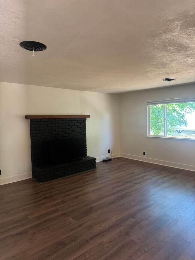Building Photo - NEWLY REMODELED 3 BED/2 BATH HOME IN REDDING