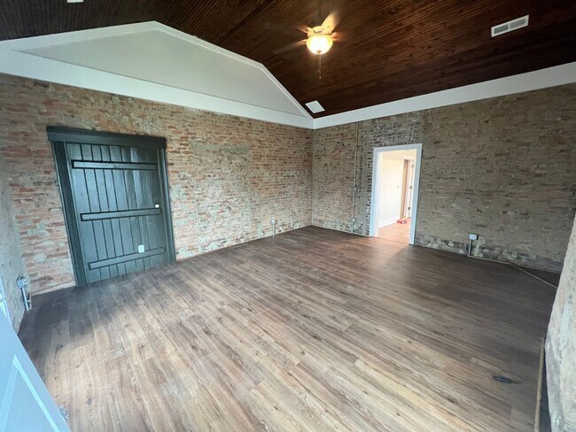 Foto del edificio - 301 N Main St