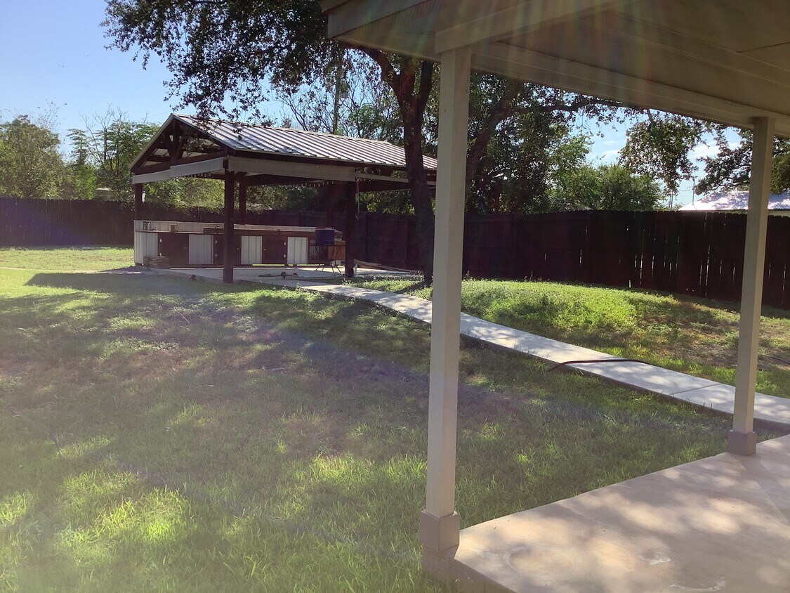 409 S Rhomberg St, TX 78611 House Rental in TX