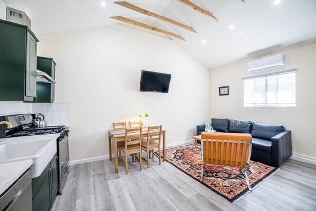 Building Photo - Newly Renovated Guest House Studio in Granada Hills!