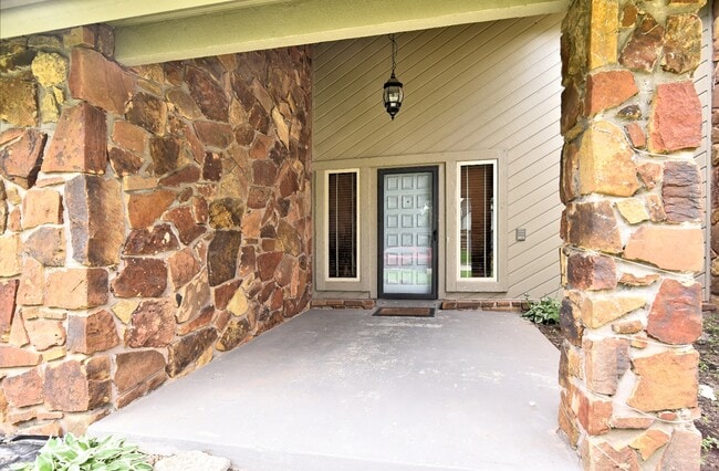 Building Photo - 2309 W Oakridge St