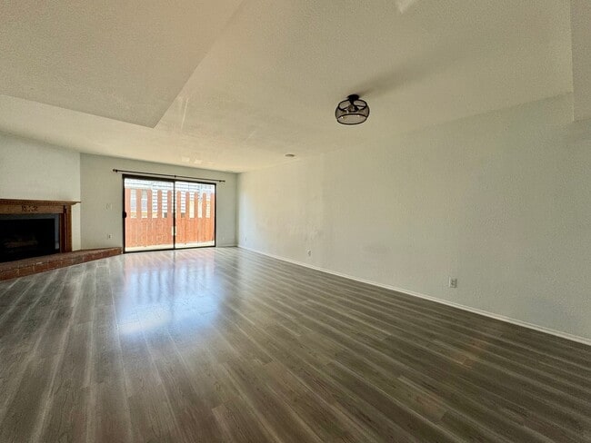 Building Photo - Light and Bright Townhouse-style condo in ...