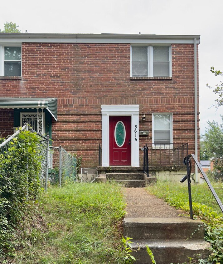 Foto principal - Charming 2 Bedroom/1 Bathroom Townhome in ...