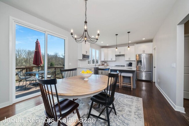 Foto del edificio - 5 br, 3.5 bath House - 6179 McGillicuddy Lane