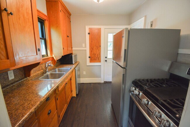 Building Photo - 2 Bed, 1 Bath Home for Rent – Near Downtown Rochester