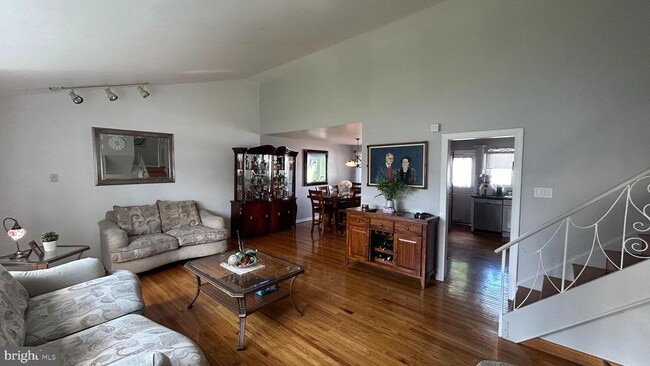 Foto del edificio - 121 Kingfield Rd