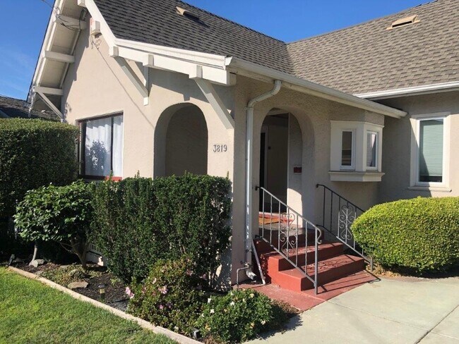 Building Photo - Amazing 3 Bedroom, 2 Bath House, Fully Rem...