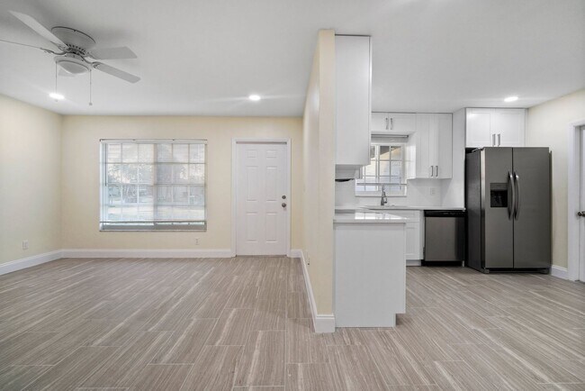 Foto del edificio - ANNUAL RENTAL - 2 Bedroom, 1 Bath w/ Garag...