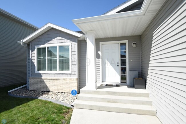 Building Photo - Spacious & Modern 4 Bed 3 Bath Home in Far...