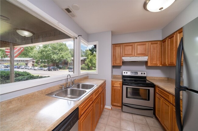 Foto del edificio - Cute, Spacious 3 BD Townhouse Near UNC and I-40!