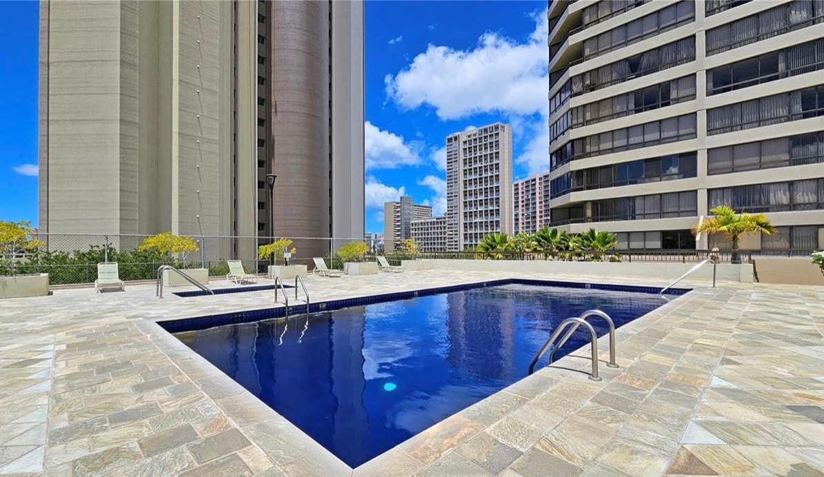 Primary Photo - 2499 Kapiolani Blvd