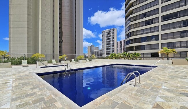 Building Photo - 2499 Kapiolani Blvd