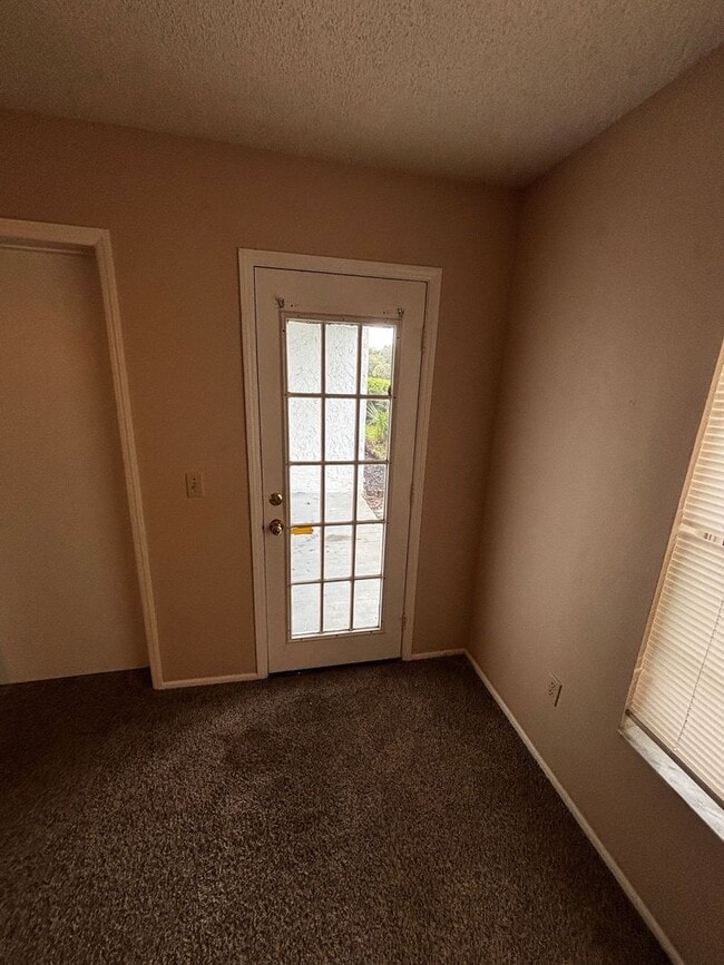 Foto del edificio - Downstairs 2/2 Country Club Village Condo ...