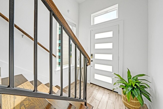 Building Photo - 2712 Nagle St