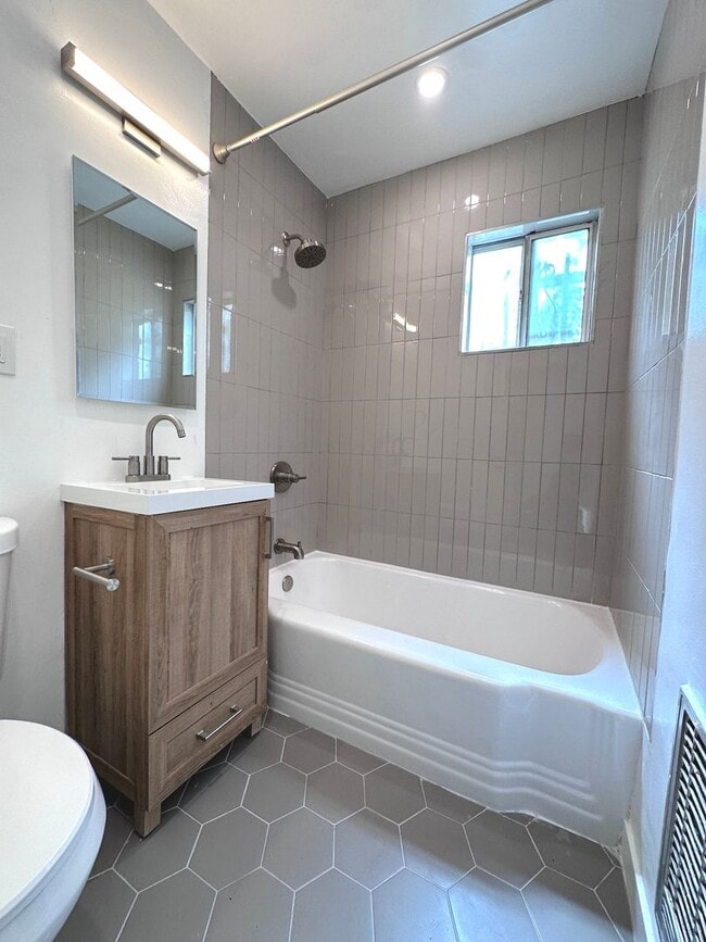 Building Photo - Updated Apartment Unit with Stylish Upgrades