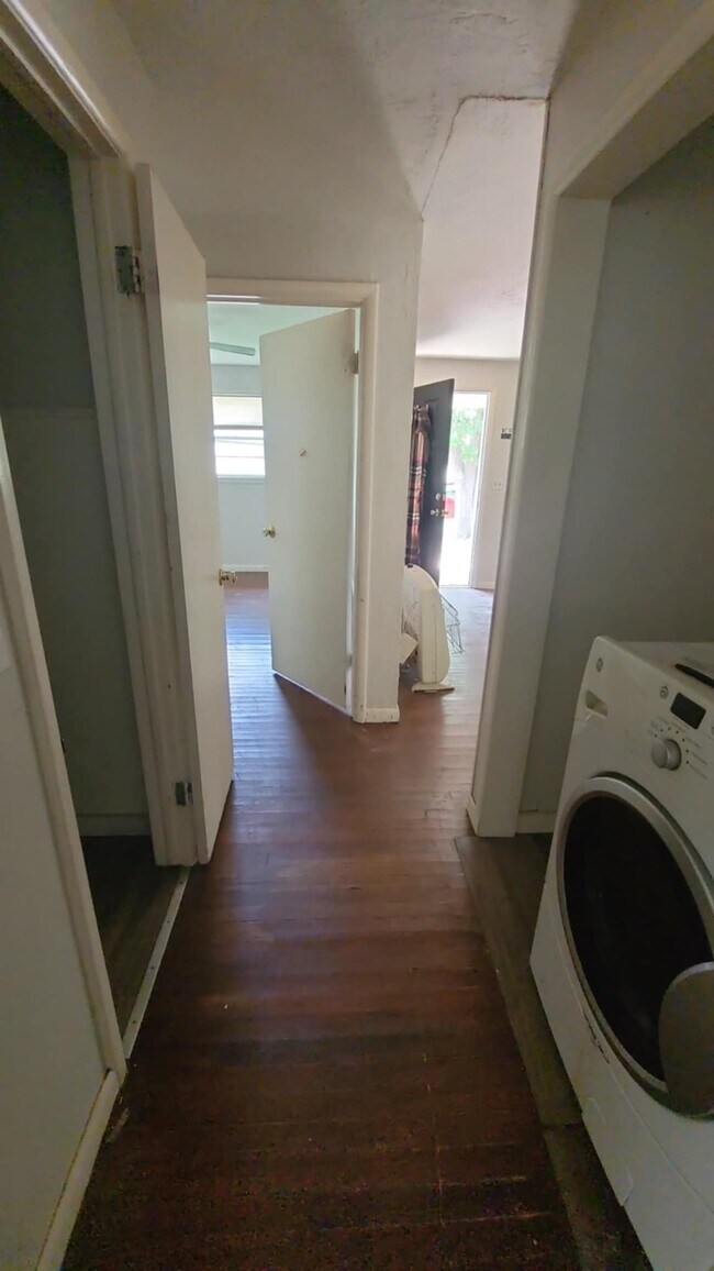 Building Photo - 106 S 14th St