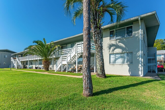 Building Photo - Gorgeous Water Views!