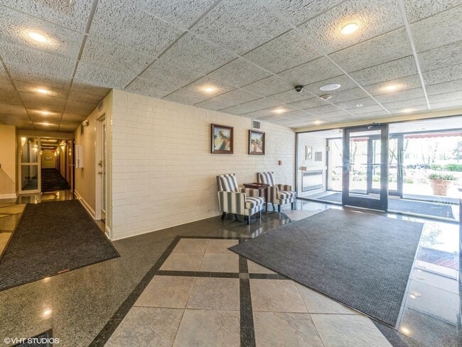 Building Photo - 1800 Huntington Blvd