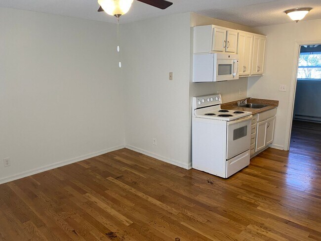 Foto del edificio - Ground Floor Renovated Apartment - Walk to Duke, Downtown or Durham Co-op Market!
