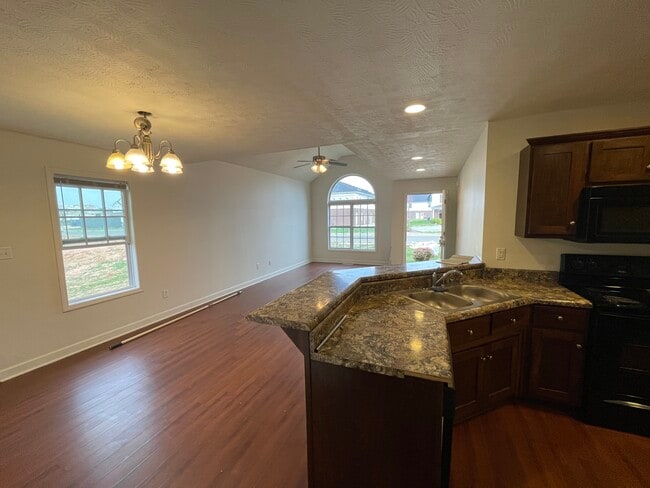 Building Photo - 717 Village Creek Dr