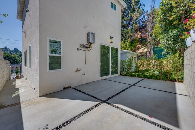 Foto del edificio - 2611 Hyperion Ave