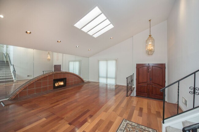 Foto del edificio - Now Available for Lease Beautiful 4 Bedroom Home with Basement