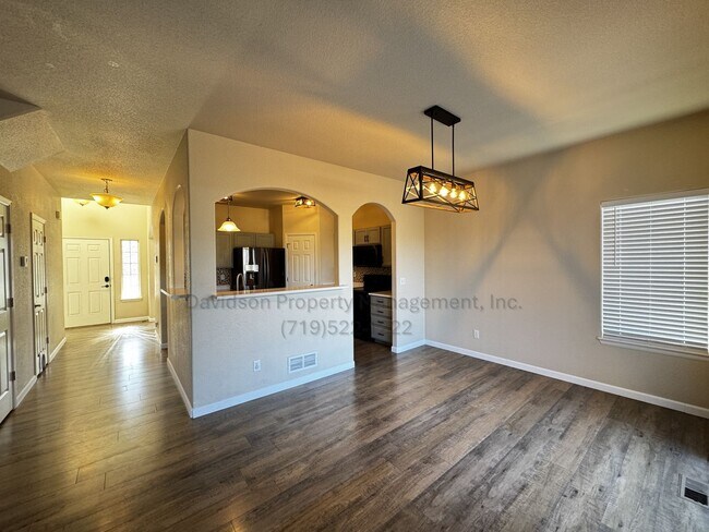 Foto del edificio - Gorgeous 5 Bedroom House in Security-Widefield
