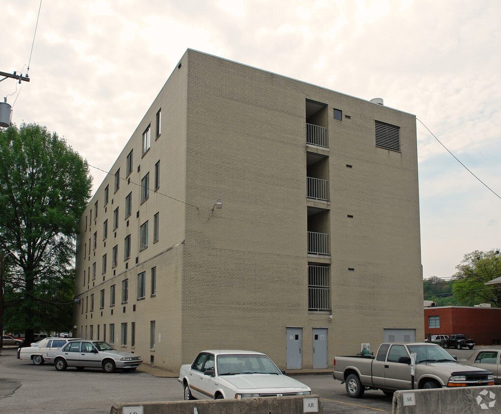 Building Photo - Brooks Manor