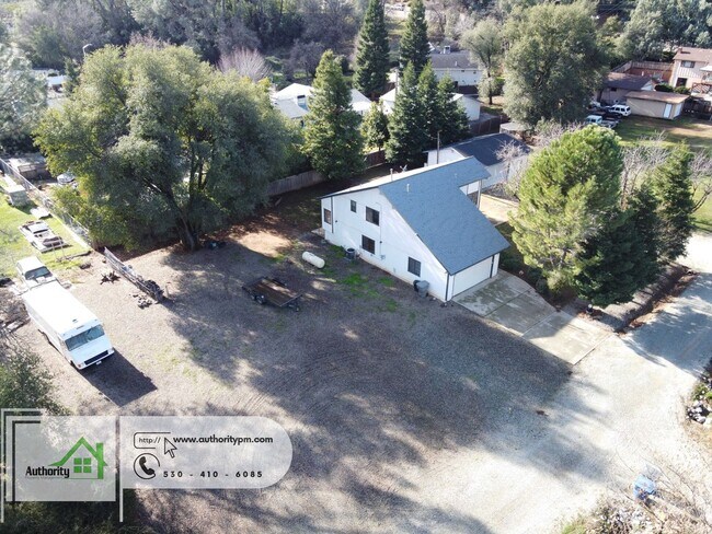 Foto del edificio - 1701 Victor Ave, Large Lot with a huge Sho...