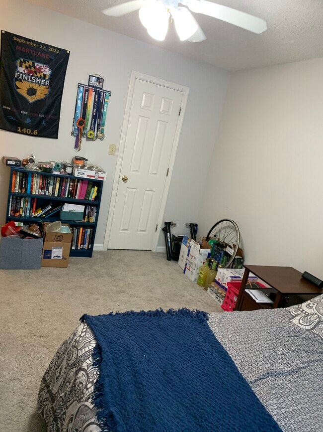 Dormitorio delantero tomado de la ventana - 2165 S Milledge Ave