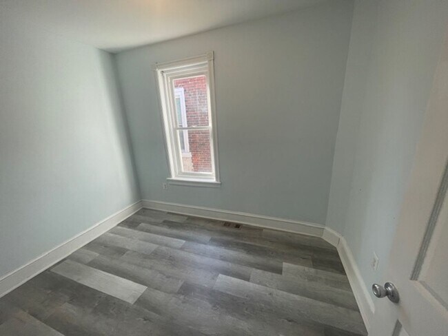 Foto del edificio - 4 Bedroom Available Now
