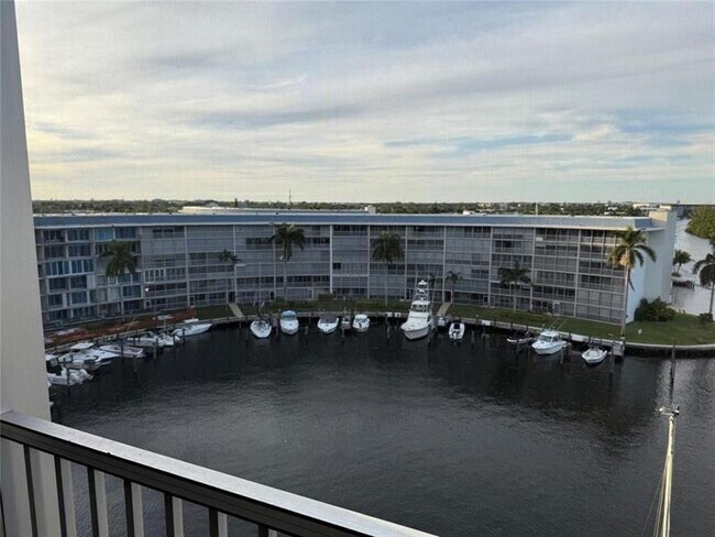 Foto del edificio - 1537 E Hillsboro Blvd