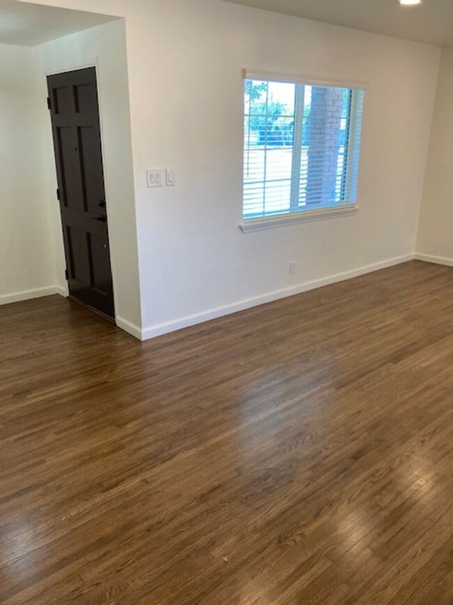 Building Photo - JUST REMODELED - 3 BEDROOM 1 BATH HOME IN ...