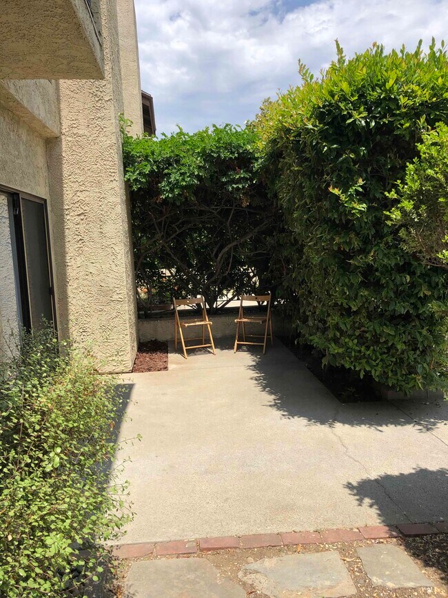 Front patio behind privacy hedge - 1655 Greenfield Ave
