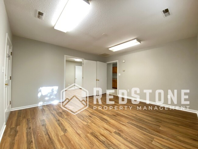 Building Photo - 2 Bedroom, 1 Bath - House