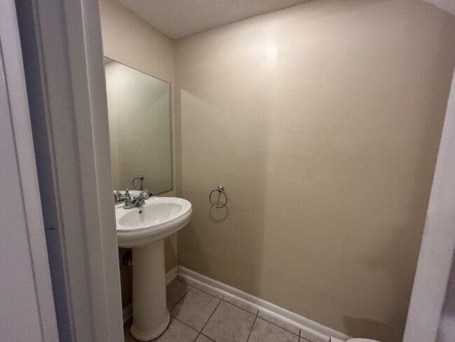 Building Photo - Townhouse for Rent