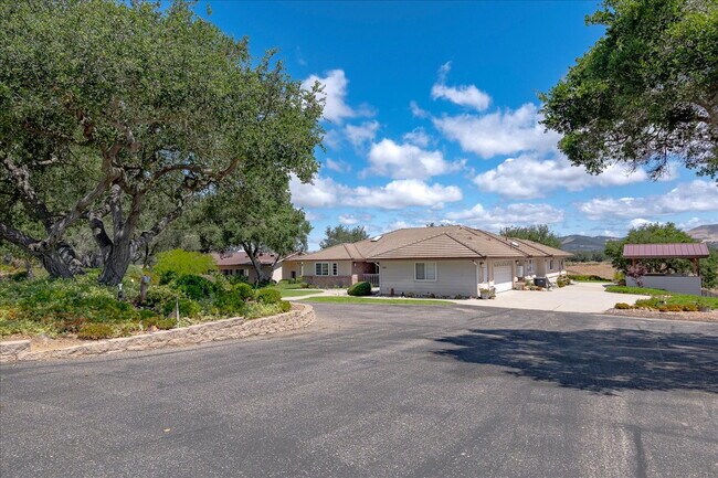 Foto del edificio - Private Gated Mini-Ranch • 7+ Acres • Luxury Country Living • Indoor Pool • Horses Welcome