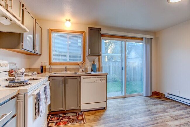 Foto del edificio - Remodeled 3 bedroom with washer & dryer hook ups