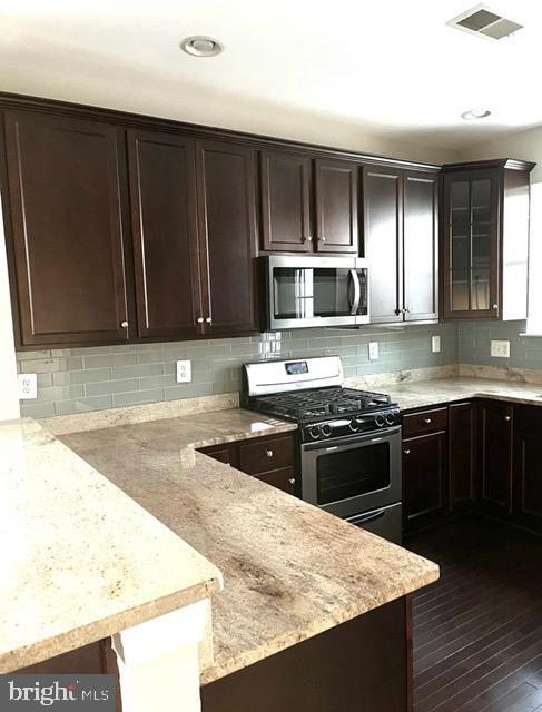 Foto del edificio - 8192 Falls Grove Dr