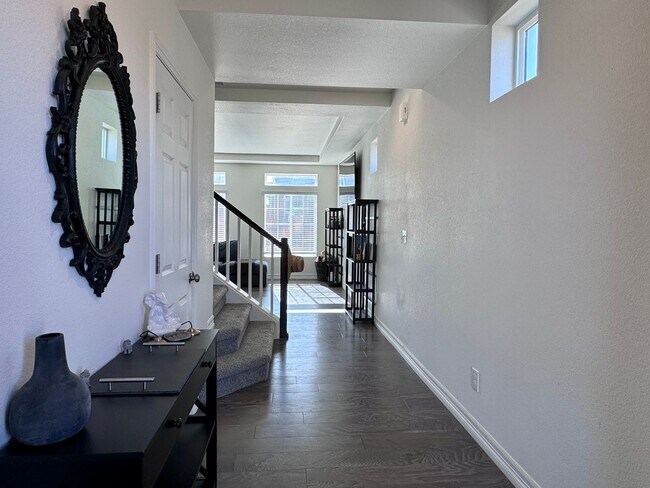 Building Photo - Beautifully Maintained 3 Bed/2.5 Bath Home...