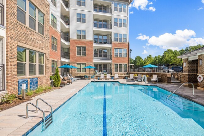 Piscina - Overture Cary 55+ Active Adult Apartment H...