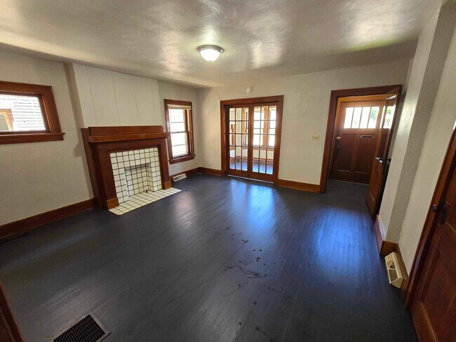 Building Photo - 710 Poplar St
