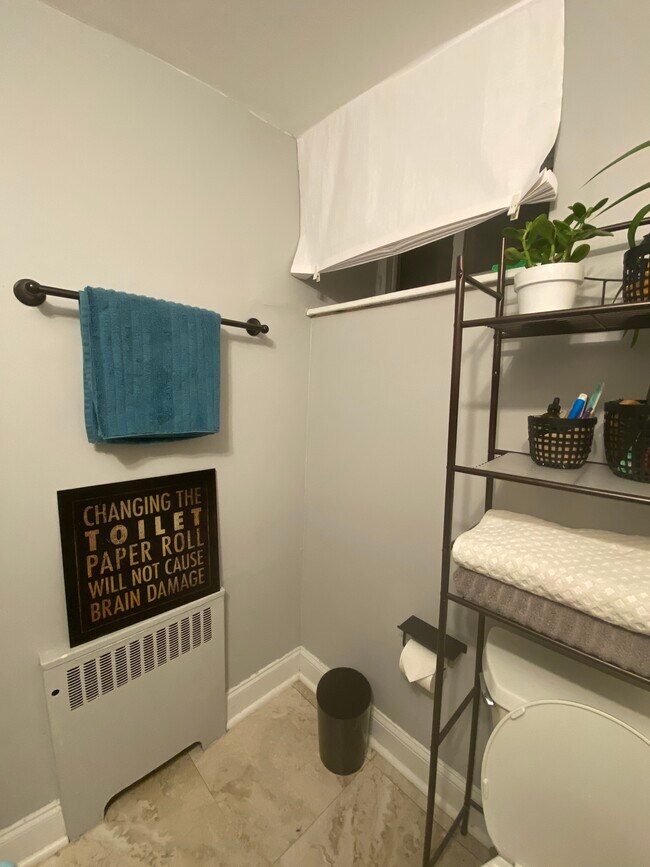 Baño - 7901 Provident St