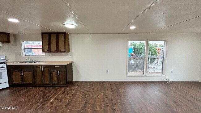 Foto del edificio - 6047 Deer Ave