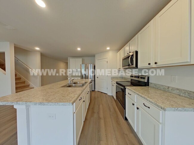 Foto del edificio - Spacious 5-Bedroom Home with Flexible Livi...