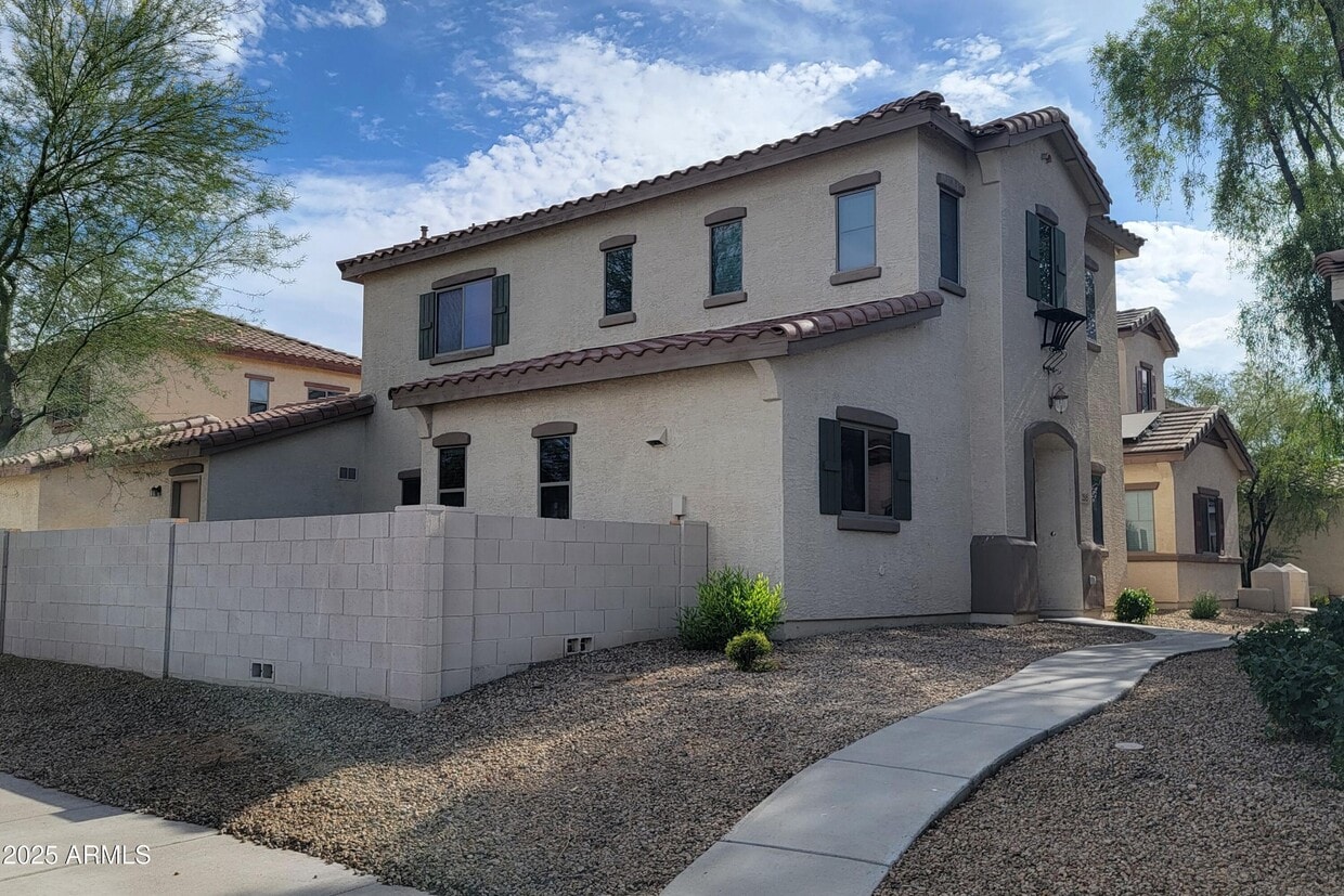 Primary Photo - 2515 N 148th Dr