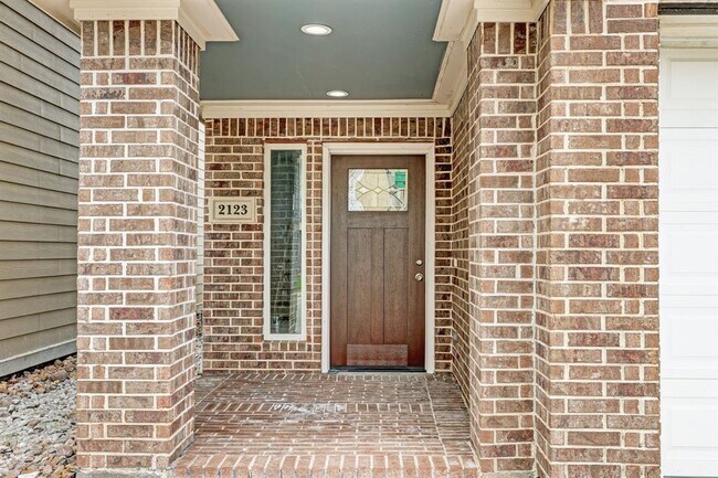 Building Photo - 2123 Bidwell Dr