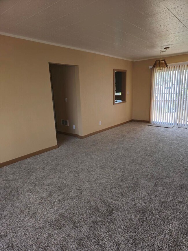 14915 US2 Unit Red House, Medical Lake, WA 99022 Room for Rent in