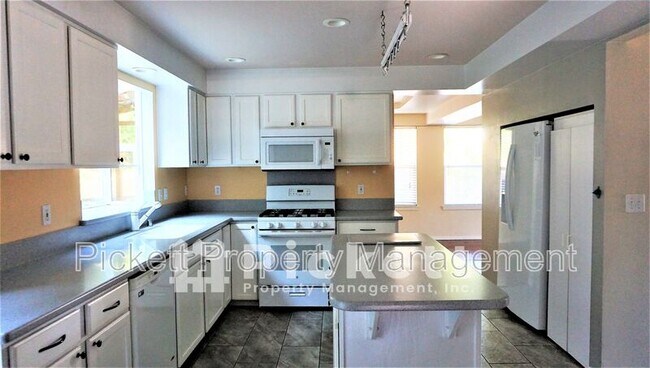 Building Photo - 7283 Creek Wood Pl NE