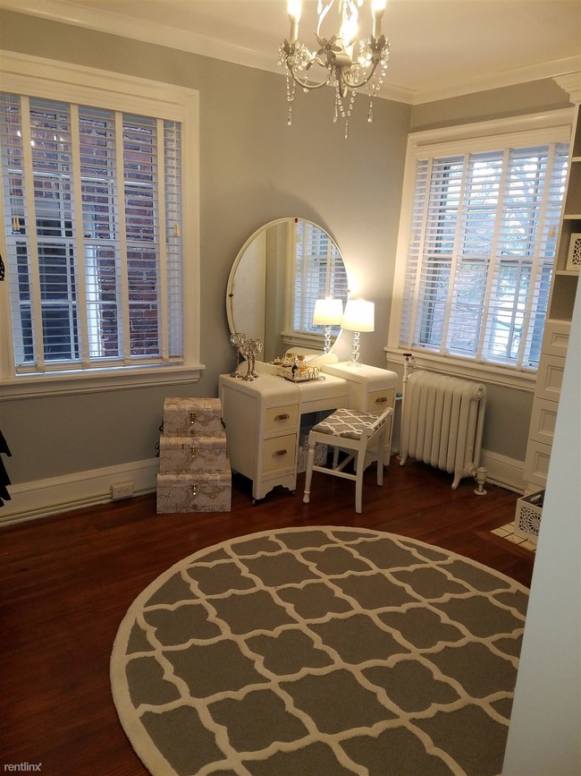 Building Photo - 4 br, 2.5 bath House - 515 Roslyn Pl